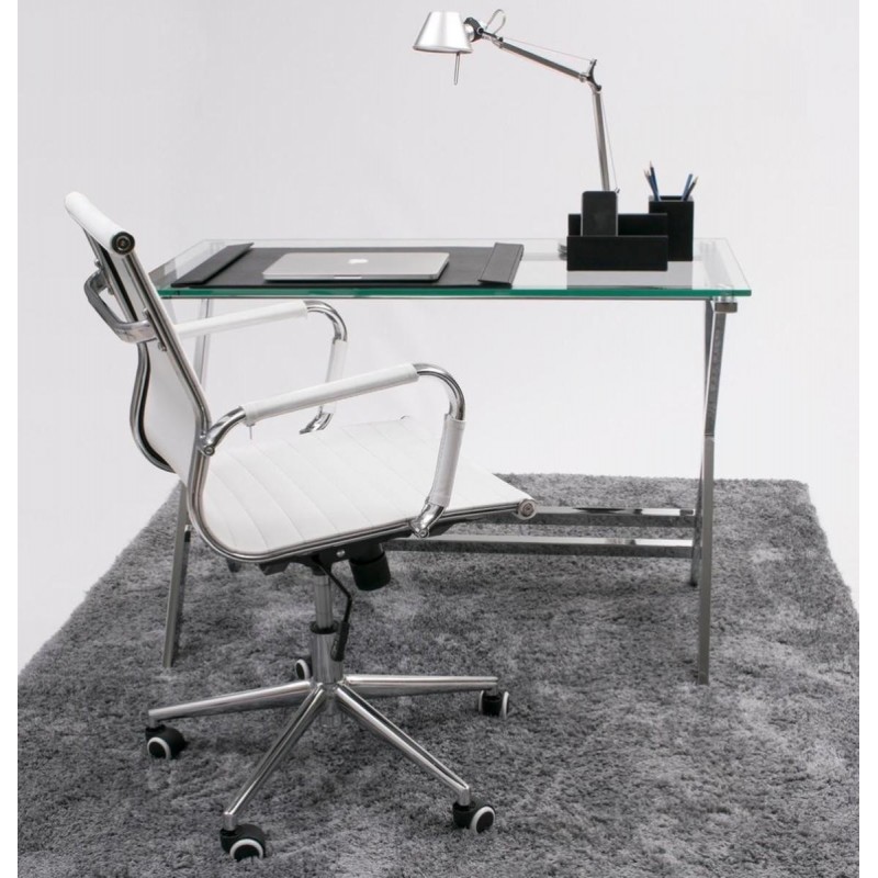 Mesa de oficina de cristal con la patas cromadas.