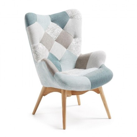 Butaca de estilo nórdico KNUT tapizada en patchwork y pies de madera de haya